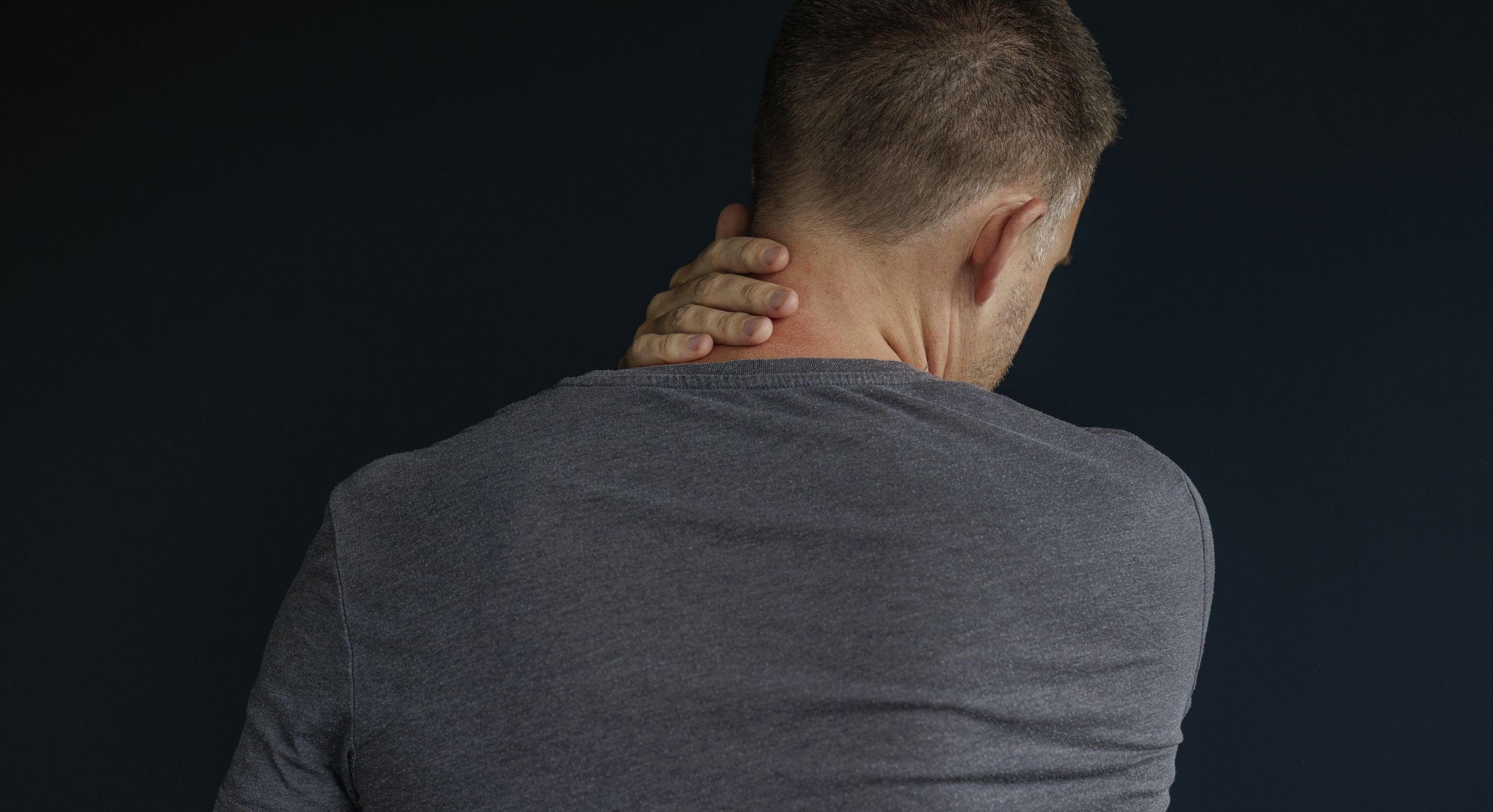 Nakkesmerter? Årsaker, symptomer og behandling